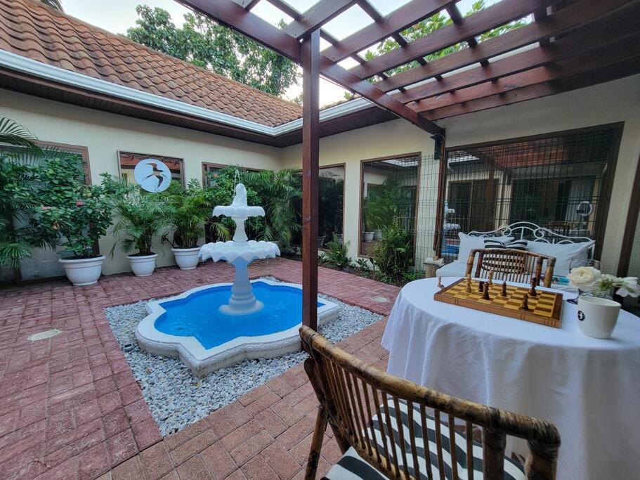 Vive Utila - Bed & Breakfast 외부 사진