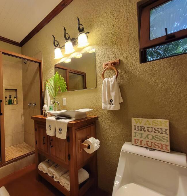 Vive Utila - Bed & Breakfast 외부 사진