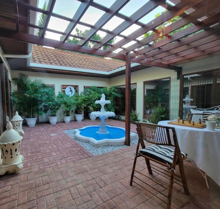 Vive Utila - Bed & Breakfast 외부 사진