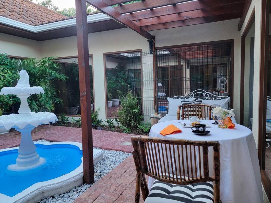 Vive Utila - Bed & Breakfast 외부 사진
