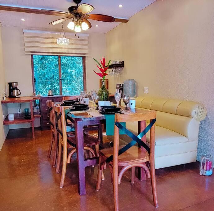 Vive Utila - Bed & Breakfast 외부 사진